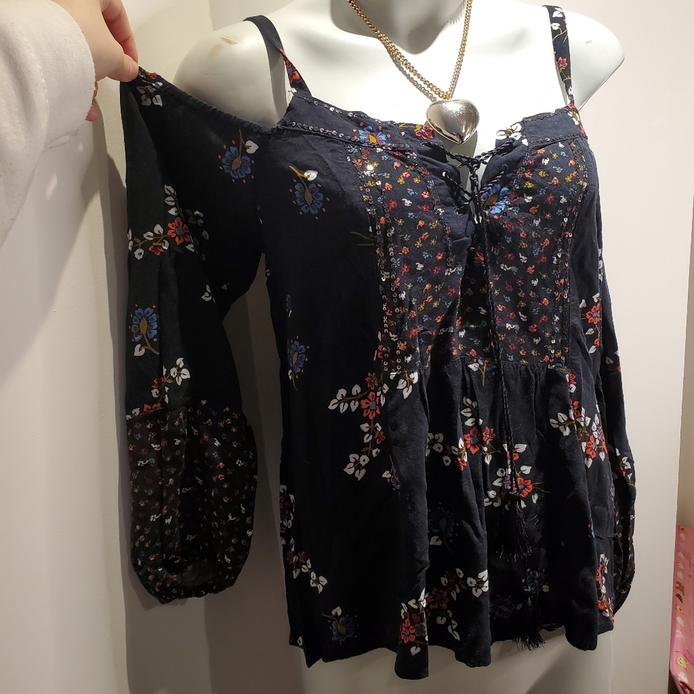 A&F Dark Floral Boho Top w Open Shoulder Sleeves